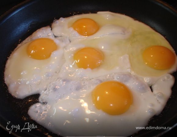На разогретую с маслом сковору разбиваем яйца, от сковороды далеко не отходим