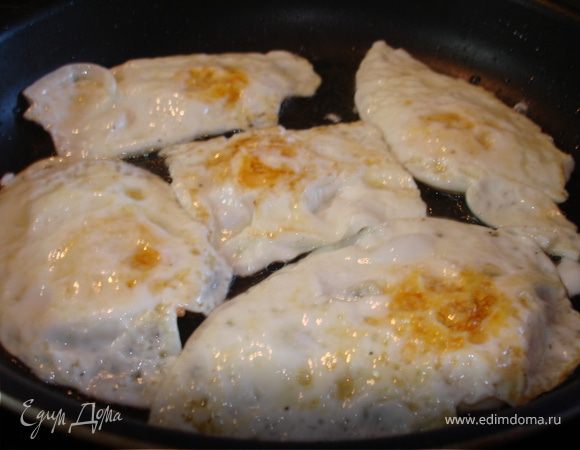 И тут же лопаткой аккуратно переворачиваем, как блины