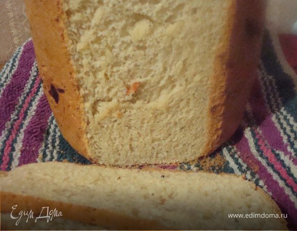 Все закладывать в соответствии с технологией хлебопечки. (у кого то в начале дрожжи закидываются, у меня сначала вся жидкость, только потом все остальное)
Сыр я клала потертым, но думаю можно и порезать. Брала 50 % сыр, не соленый. Если сильно соленый сыр - наверное нужно немного меньше соли. 
Режим выпечки - у меня специальный (с возможностью добавления ингредиентов), после спец. сигнала добавила обжаренные лук и чеснок

Хлеб замечательный, ароматный, и очень вкусный!!!!!