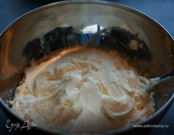 Творог взбиваем венчиком, 2–3 мин. Добавляем сливочный сыр, яйца, сахар (кроме 1 ст. л.), ванильный сахар, лимонный сок и соль, и еще раз взбиваем. Если творог обезжиренный, то взбить его сложно, поэтому можно просто протереть через сито или хорошенько размять, а потом уже добавить в него остальные ингредиенты.