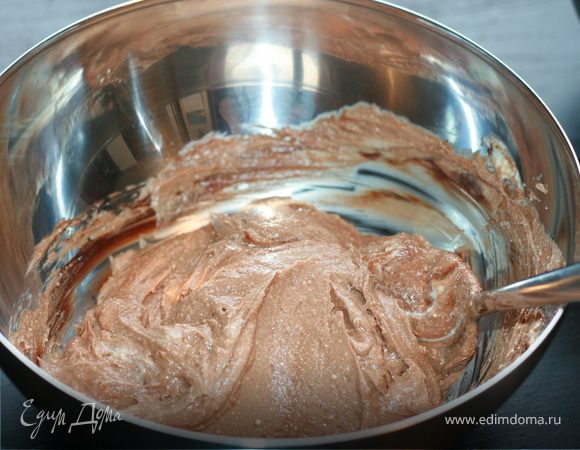 Смешиваем какао, кофе, 1 ст. л. сахара и 1 ст. л. воды. Добавляем 1/3 творожной смеси. Перемешиваем.