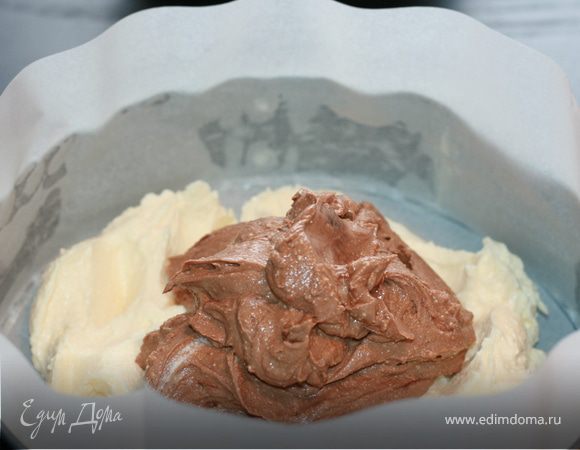 Выкладываем светлую творожную массу. В центр помещаем шоколадную массу.