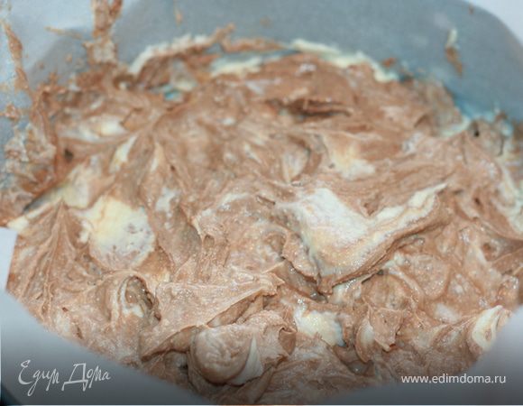 Ножом размешиваем обе массы так, чтобы получился «мраморный рисунок».