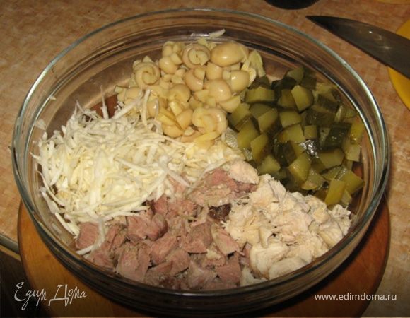 Готовится салат быстро и просто: сельдерей очистить и натереть на крупной терке. Огурцы нарезать не особо мелкими кубиками, грибы - на 4 части, мясо тоже кубиками. Все смешать, посолить и заправить майонезом.