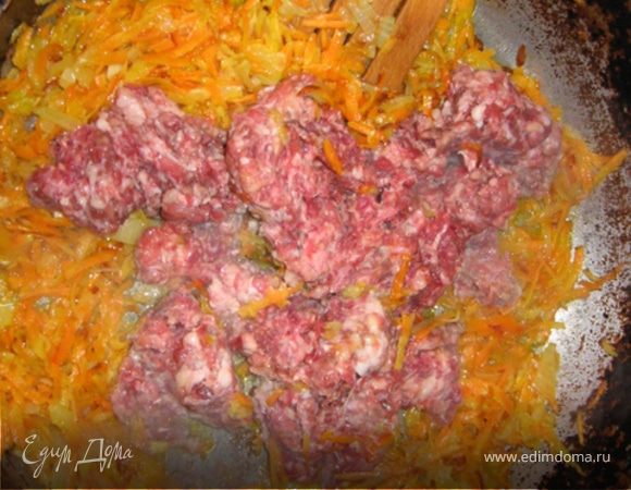 Лук - кубиками, морковь - на крупной терке и пережарить на растительном масле. Выложить к ним фарш, перемешать, размять вилкой комочки фарша. В половине воды размешать томат-пасту и влить к фаршу. Посолить, поперчить, добавить лавровый лист и сахар по вкусу, накрыть крышкой. Тем временем ставим вариться макаронные изделия: вода закипела - посолили, опустили "макароны" и вернулись к сковороде. Влили оставшуюся воду, загустили мукой (малыми порциями через сито) и оставили закипеть. В самом конце всыпать мелко-рубленный чеснок, выключить газ и накрыть крышкой. Тем временем промыть макароны.