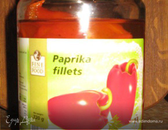 Альтернатива секрету - печеный консервированный перец фирмы "Fine Food". Теперь доработаем его: слейте из банки жидкость, добавьте в нее сахар и мед, размешайте до полного растворения ингридиентов, зарейте ею перцы и оставьте при комнатной темпиратуре на 2 дня готовится. Это самая долгая часть приготовления бутерброда.