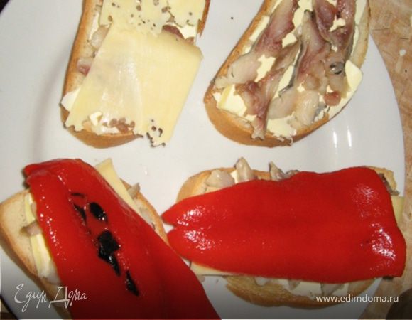 Батон намазать маслом, сверху выложить филе сельди нарезанное кубиками или слайсами, сверху ломтик сыра, а на сыр половинку перца. Готово!