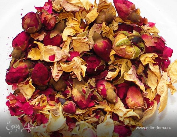 Для начала о розовой воде))Я думаю без неё вполне можно обойтись.Но мне уж больно хотелось с розовой водой;)И так розовая вода в домашних условиях:50г сухих розовых цветков(у нас продаются в отделе элитных чаёв и травяных смесей)заливаем стаканом(200мл) кипятка и настаиваем до тех пор,пока все лепестки не побелеют(у мня это произошло за ночь).Получилась розовая жидкость с нежнейшим ароматом и лёгкой горчинкой.Дабы усилить аромат(цветы всё-таки не свежие)я развела 0.5 мл розового масла в ложке водки и добавила в розовую воду.