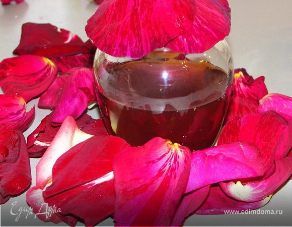 Выливаем воду в чистую сухую баночку и можно хранить в холодильнике.Нежнейшая ароматическая добавка готова))Для получения мятной воды залейте 100г свежей или 50г сухой мяты 2 стаканами кипятка и настаивайте в течении часа.В мятную воду можно также добавить 5-10 капель мятного масла разведённого в водке.