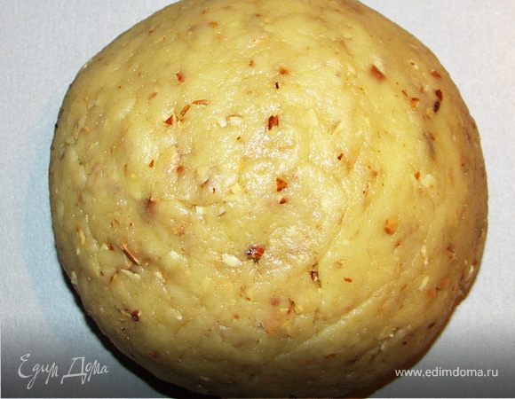 Добавить просеянную муку и вымесить гладкое тесто.Уже в готовое тесто добавить измельчённый миндаль.Ещё раз вымесить и скатать в шар.Обернуть пищевой плёнкой и убрать в холодильник на 30 мин.