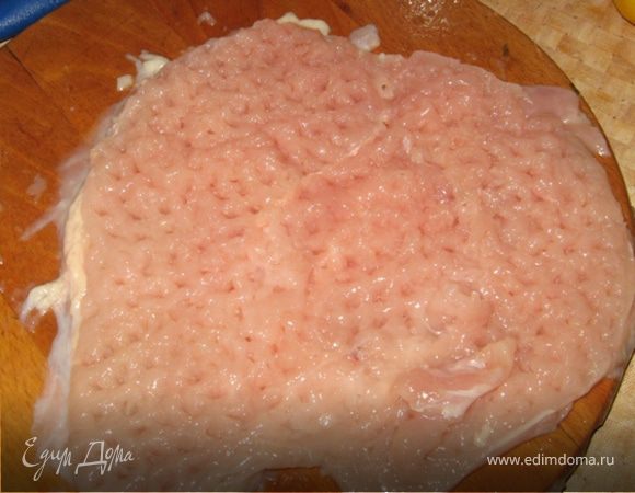 Каждую куриную грудку вымыть, обсушить и надрезать вдоль не до конца. Развернуть и хорошо отбить. Это основа рулета. У нас их будет три.