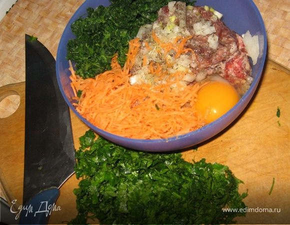 Готовим начинку. Лук нарезать кубиками и спассеровать до прозрачности на малом количестве растительного масла. Выложить к фаршу. Морковь натереть на крупной терке. Шпинат и петрушку измельчить. Вбить яйцо, постолить, поперчить и вымешать.