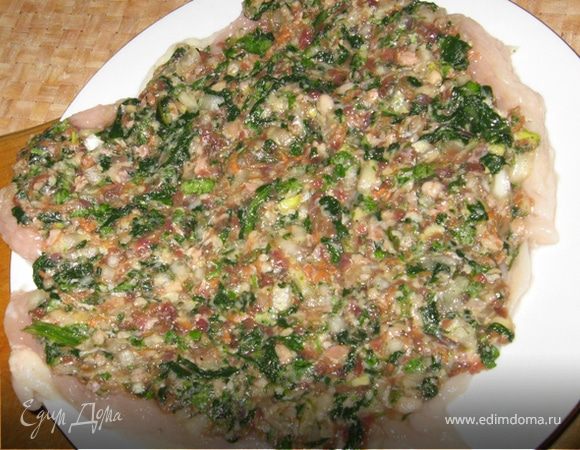 Разделите фарш на 3 равные части и распределите их ровным слоем по основе.