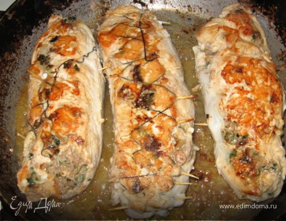 Налейте в сковороду растительного масла, нагрейте его и обжарьте рулеты со всех сторон до золотой корочки начиная с шитой стороны.
Затем влейте воду и доведите в духовке до готовности, периодически поливая рулеты жирком.