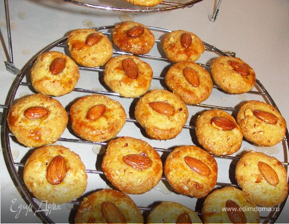 Горячее печенье обмакиваем в сироп и выкладываем на решётку.Даём чуть подсохнуть и снова купаем печенье в сиропе.Печенье погружаем в сироп буквально на пару секунд,несколько раз кувыркаем его и на решётку.И так 4-5 раз.Оставляем подсыхать.После можно складывать на блюдо,украшать и кушать))Приятного аппетита!Печенье получается насквозь пропитанное ароматным сиропом))Очень необычно))