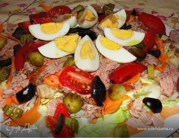 Сверху сбрызгиваем ещё раз наш готовый салат оливковым маслом и бальзамическим уксусом, солим и перчим. Приятного аппетита!