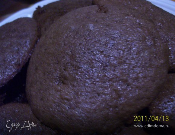 Яйца взбить с сахаром, добавить разрыхлитель, муку и какао. Противень смазать раст. маслом, выложить тесто небольшими лепешками (размером с оладушек). Выпекать при температуре 220С 10-15 минут.