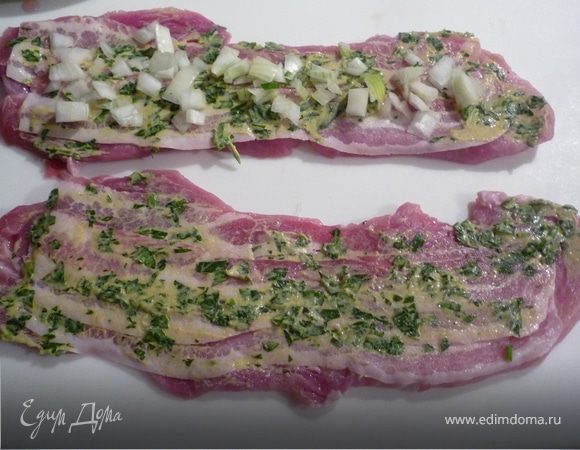 Шницели немного отбить, выложить на них бекон. Смешать петрушку и горчицу и намазать на бекон.Лук мелко порубить и распределить поверх горчицы.