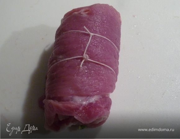 Шницели скатать в рулет и перевязать кулинарной нитью.