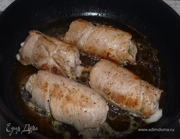 Рулеты обжарить на топленом масле со всех сторон до золотистого цвета. Посолить, поперчить. Затем влить овощной бульон и тушить 10 минут. Аккуратно вмешать крем-фреш. Приправить лимонным соком.