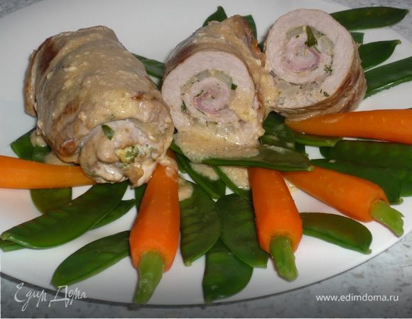 По желанию подавать рулеты с соусом на подушке из отварной морковки и сахарного гороха. Приятного аппетита! 