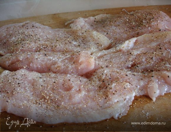 Филе режим пополам, солим, перчим 