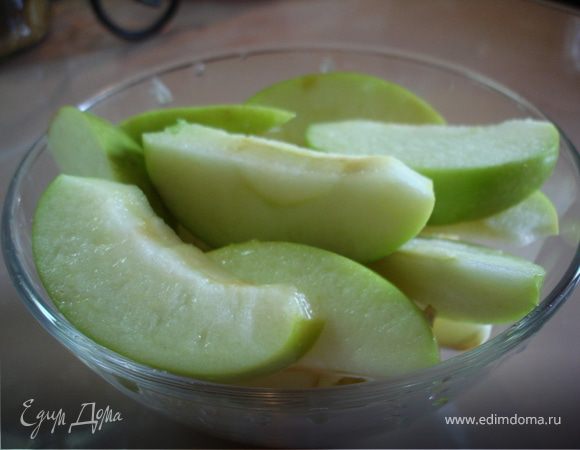 Яблоки нарезаем дольками,