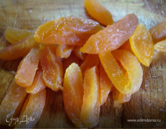 курагу режем аккуратной соломкой.