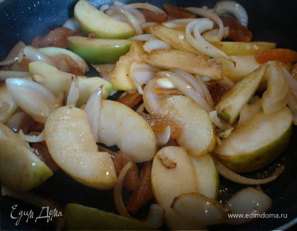 В сковороду на которой обжарилось мясо викладываем все ингредиенты, 