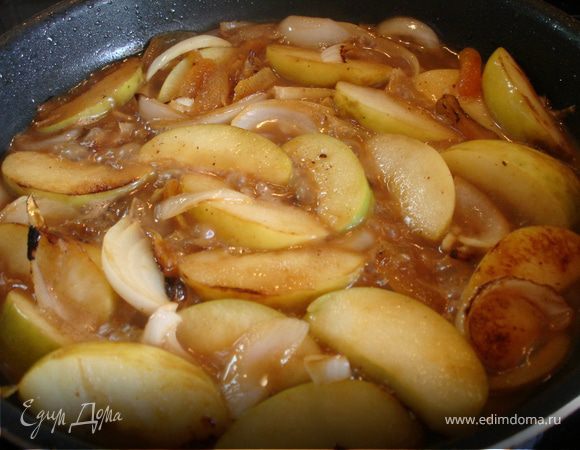 солим, перчим, добавляем вино и тушим без крышки, чтобы "уварилося" 