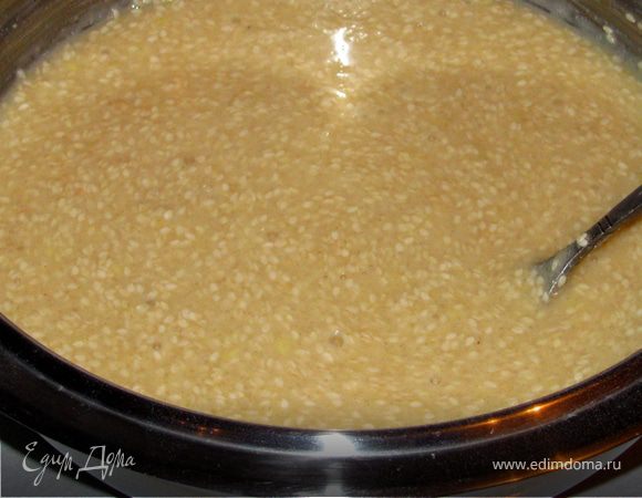 Смешайте сухие ингридиенты (кроме муки) добавьте жидкость и имбирь и перемешайте ложкой. Муку добавляйте постепенно, чтобы тесто не получилось слишком густым.