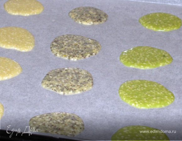 Тесто выкладываем на пергаментную бумагу по 1/2 ч. л., отступая не меньше 3 см. Выпекаем при 170*С 5-7 мин. Когда печенье почти перестало пузыриться и подрумянилось по краям - готово. Чтобы придать печенью выгнутую форму, еще теплым выкладываем на скалку. 