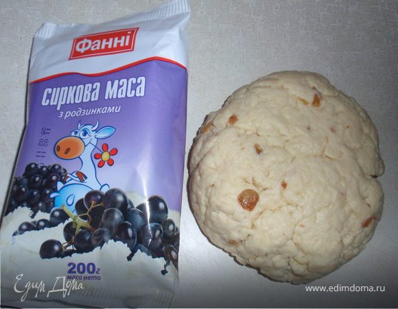 Для теста творожную массу соедините с яйцом и оливковым маслом, добавьте муку,соду гашеную лимонным соком и соль. Ели у Вас творог: перетираем творог через сито, добавляем сахар и изюм. Накрываем тесто полотняной салфеткой и выдерживаем 30 минут.