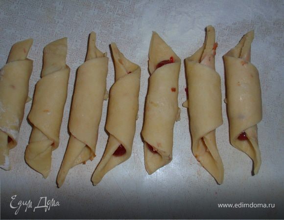 Скатываем тесто так, чтобы получился рогалик.