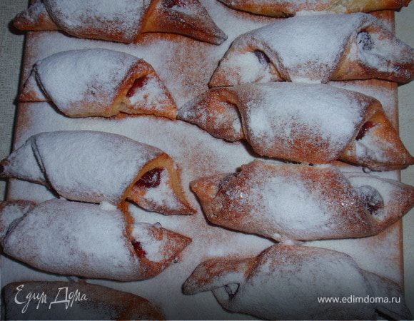 Яичные желтки взбиваем с молоком. Смазываем смесью рогалики. Печь 20 минут при температуре 200 градусов. Посыпать готовые рогалики сахарной пудрой.