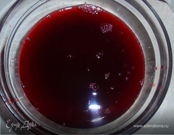 Для желе: разводим в 200мл горячей воды желатин и мешаем до полного его растворения. Затем вливаем воду в вишневый сироп (если Вам покажется сироп не достаточно сладкий можно добавить сахар). Разливаем по креманкам и в холодильник. 