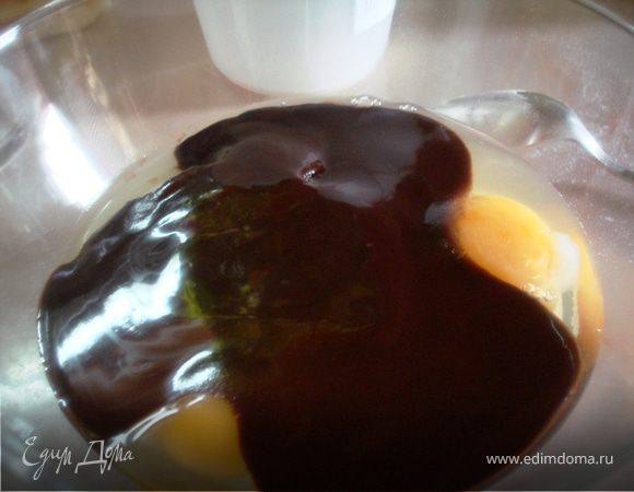 В емкость поместить муку, яйца, сахар, ванильный сахар, шоколадно-маслянную смесь, 