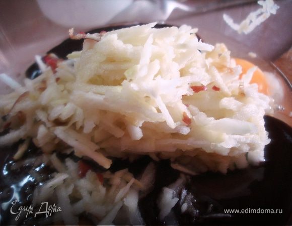 добавить натертое яблоко