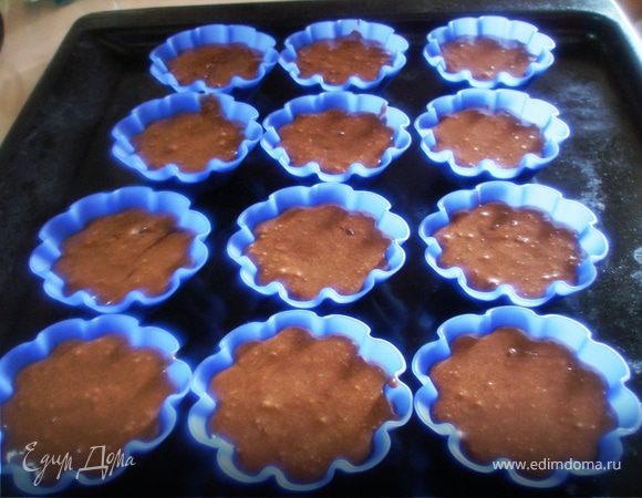 Формочки для кексов наполняем на 2/3