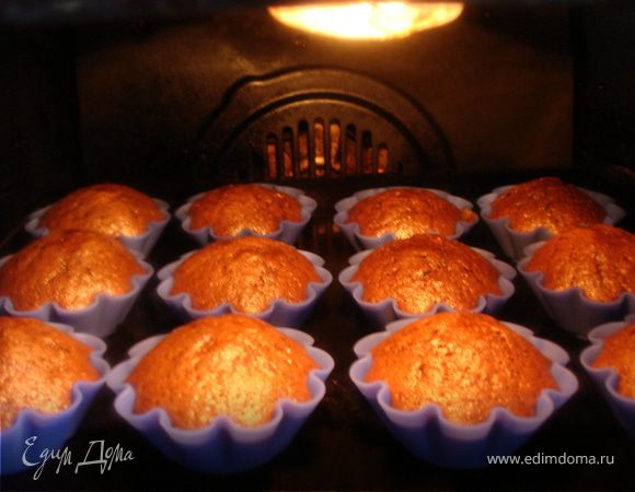 Ставим в предварительно нагретую духовку и выпекаем на среднем огне (150-180 градусов) 20-30 минут