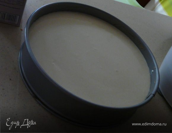 Теперь замесить морковное тесто и вылить  на 1 слой, а на него творожную массу.
Печь 60 минут (поставить на полку ниже), выключить и оставить еще на час. Охладить в холодильнике пару часов.
