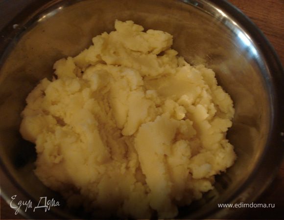 Отвариваем картофель,добавляем сливочное масло и готовим пюре.К пюре добавляем натертый на мелкой терке сыр, чеснок, лук, соль, перец.