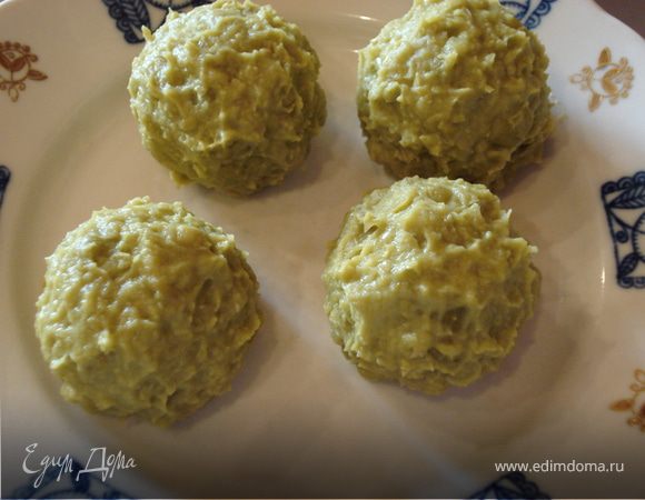 Консервированную кукурузу, горошек измельчаем в блендере.Сверху картофельных шариков наносим слой из зеленого горошка.