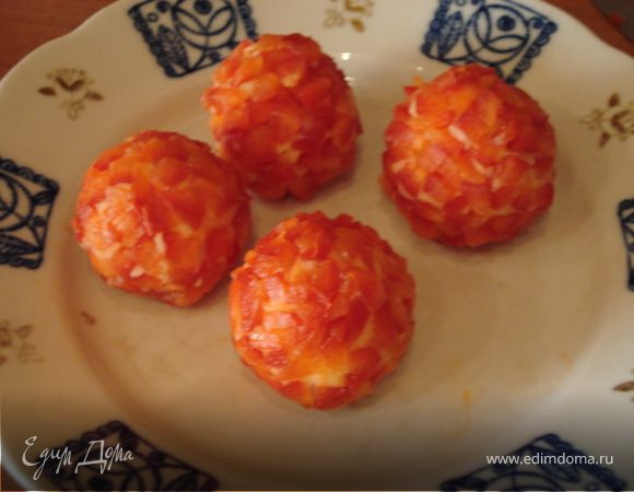 Измельчаем красный сладкий перец и наносим его на картофельные шарики.