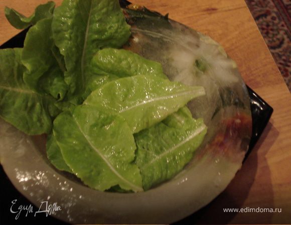 Дно чаши выстилаем листьями салата