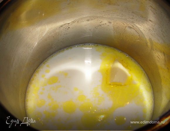 Молоко, сливочное масло и соль поставить на огонь в кастрюлке, дать закипеть(помешивая). 