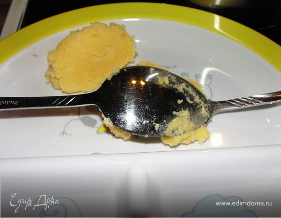 Из манной массы формируем клёцки с помощью двух десертных ложечек.