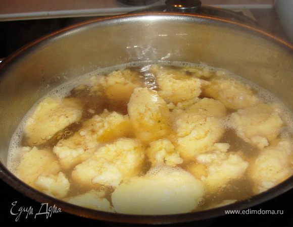 Варим клёцки в готовом бульоне 5 минут, после того, как они всплывают.