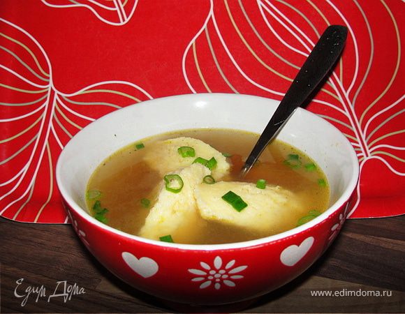 Подаём клёцки с бульоном, посыпаем порезанным кольцами шнитт-луком или петрушкой.
Так же можно отварить клецки в соленой воде и подавать с любимым соусом.