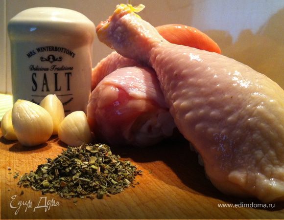 Очистить чеснок, пропустить его через чесночницу. Ножки поперчить, посолить, натереть чесночной массой. Я брала 2 зубчика чеснока для аромата. Поставить в прохладное место на час- у меня они пролежали в таком маринаде около 3-х часов.